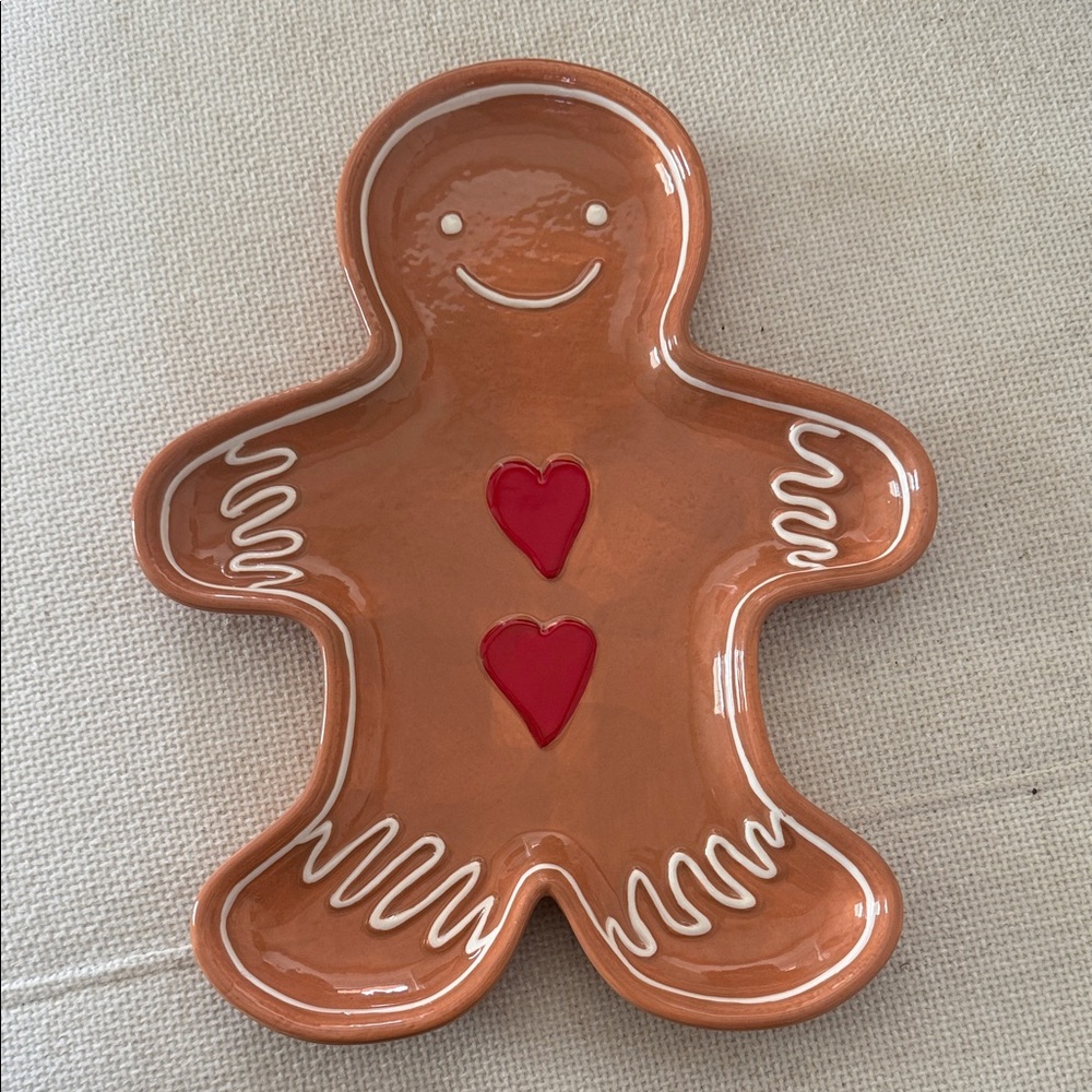Pottery barn kids Gingerbread Man Ceramic Plate platter with Red Heart Accents